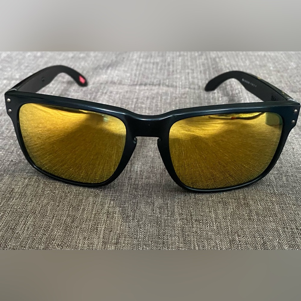Oakley Holbrook Mens sunglasses. 57-18-137